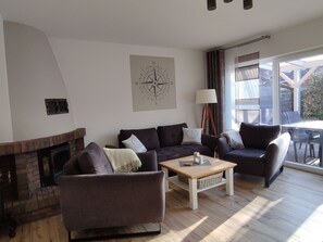 Smart-TV, Kamin, Bücher