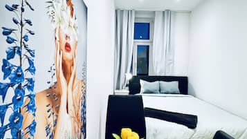 1 slaapkamer, een strijkplank/strijkijzer, beddengoed