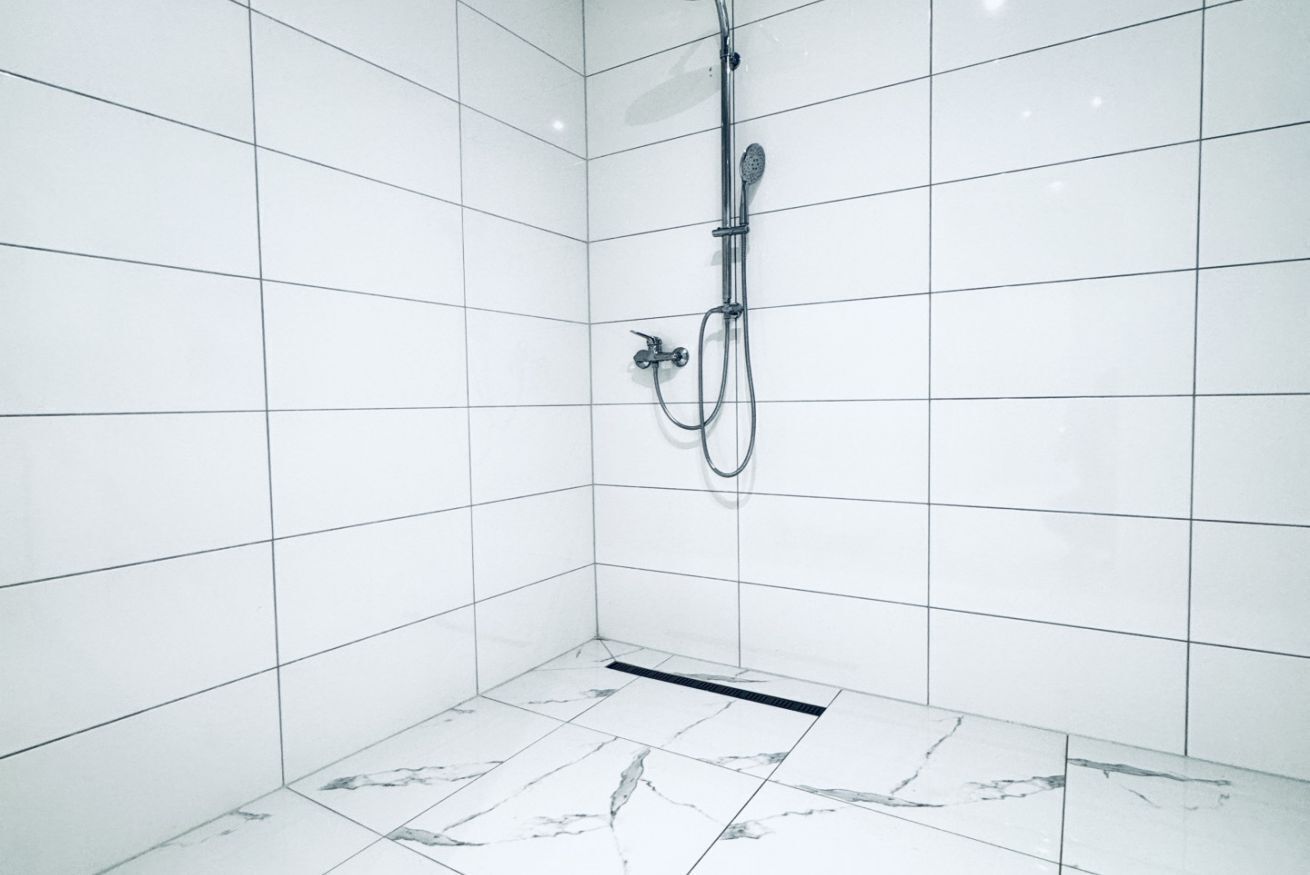 Een douche, een haardroger, handdoeken, zeep