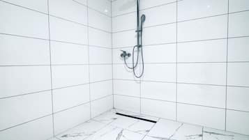 Een douche, een haardroger, handdoeken, zeep