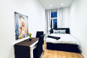 1 slaapkamer, een strijkplank/strijkijzer, beddengoed