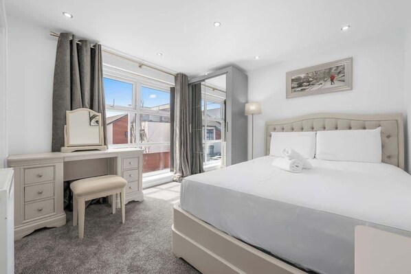 3 bedrooms, desk, iron/ironing board, WiFi