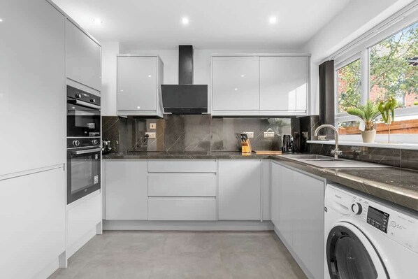 Refrigerador, microondas, horno, placa de cocina