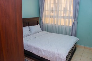 3 bedrooms, iron/ironing board, internet, bed sheets