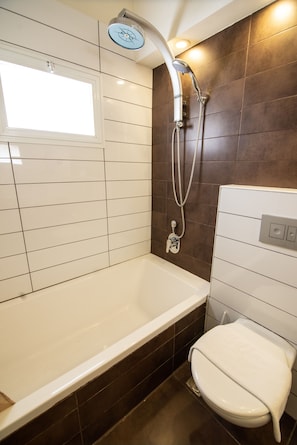 Haartrockner, Handtücher, Seife, Toilettenpapier