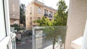 Ein Balkon mit Blick auf eine Straße und Gebäude.
