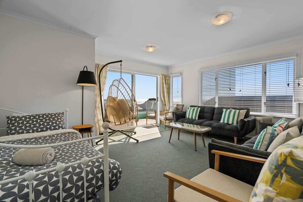 TV - I Can See The Sea! (Waihi Beach)