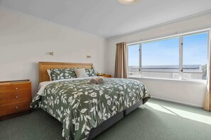 4 bedrooms, iron/ironing board, WiFi, bed sheets - I Can See The Sea! (Waihi Beach)