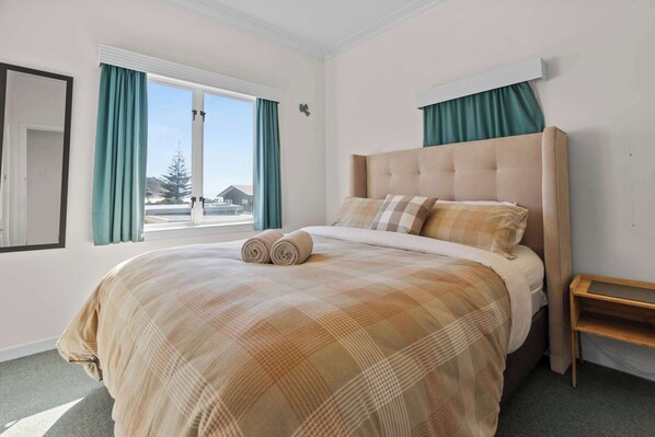 4 bedrooms, iron/ironing board, WiFi, bed sheets