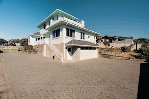 Exterior - I Can See The Sea! (Waihi Beach)