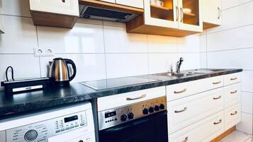 Mikrowelle, Ofen, Herdplatte, Wasserkocher mit Kaffee-/Teezubehör