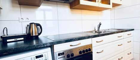 Micro-ondes, four, plaque de cuisson, cafetière/bouilloire