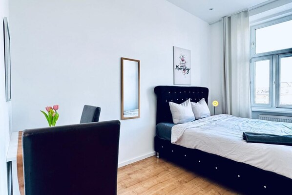 1 habitación, tabla de planchar con plancha y ropa de cama 