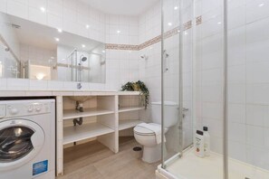 Sèche-cheveux, serviettes fournies