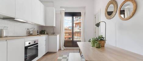 冷蔵庫、電子レンジ、オーブン、コンロ