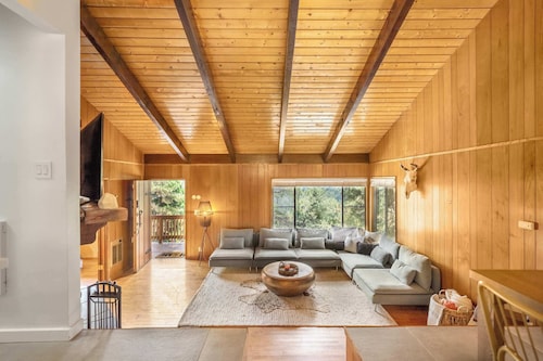 Cozy Updated Cabin w/ Views, Walk to Lake Gregory