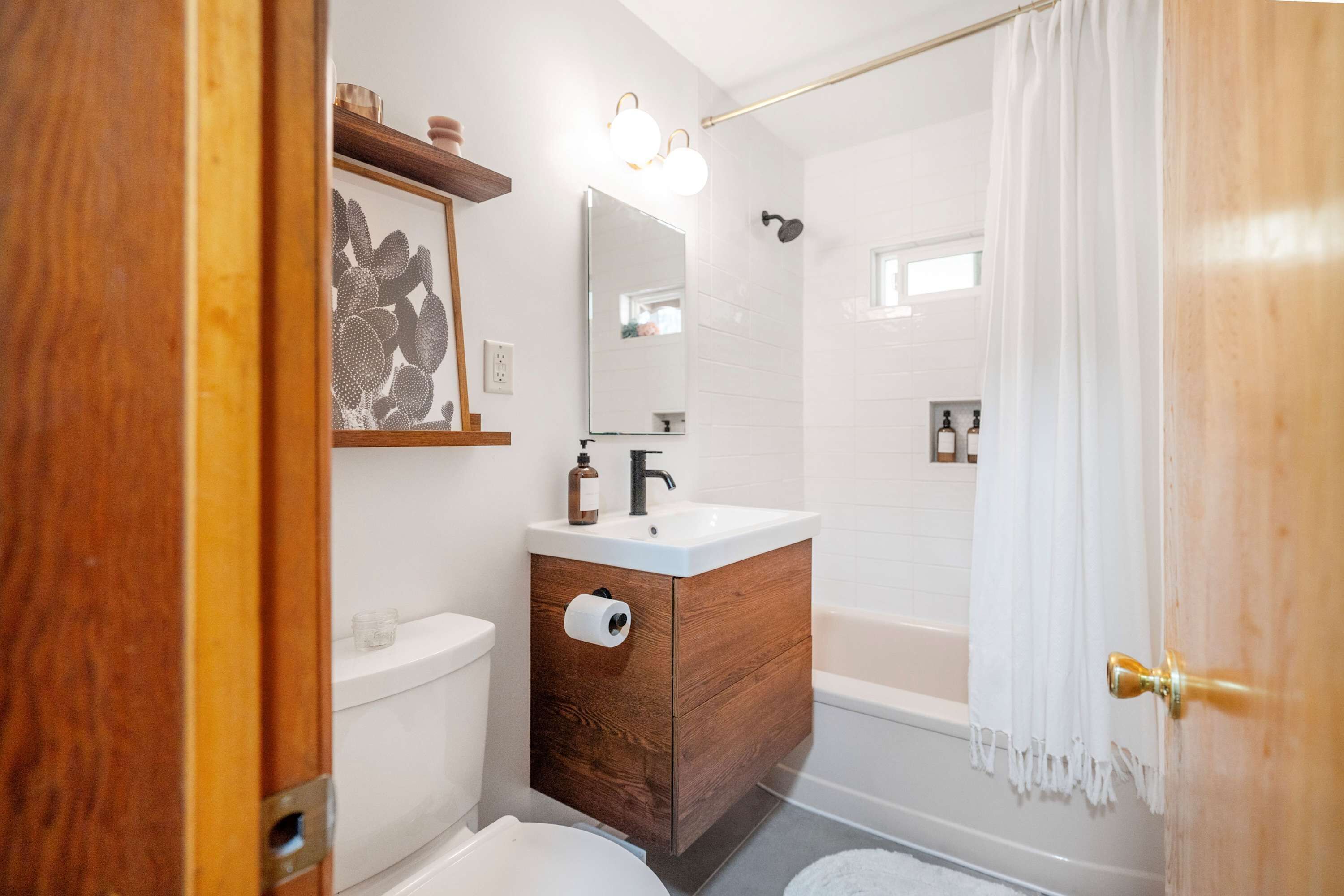 Regadera, secadora de cabello, toallas, shampoo 