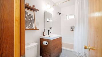 淋浴设施、吹风机、毛巾、洗发水