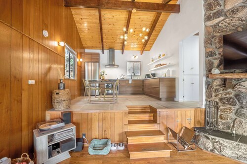 Cozy Updated Cabin w/ Views | Walk to Lake Gregory