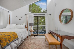 2 bedrooms, desk, WiFi, bed sheets