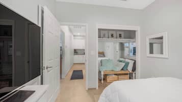 3 habitaciones, escritorio y tabla de planchar con plancha