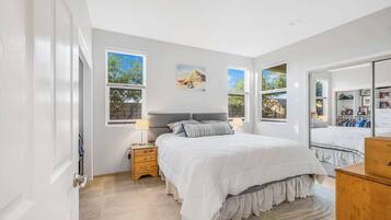 3 chambres, bureau, fer et planche à repasser, lit parapluie