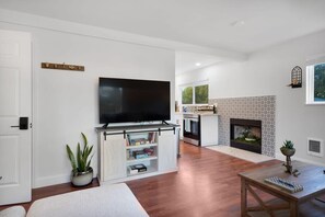 TV - Pet Friendly, Centrally Located w/ Shared Gym (Santa Maria)
