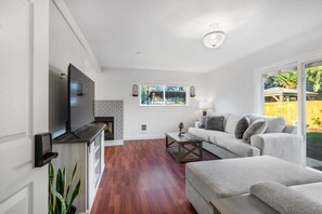 TV - Pet Friendly, Centrally Located w/ Shared Gym (Santa Maria)