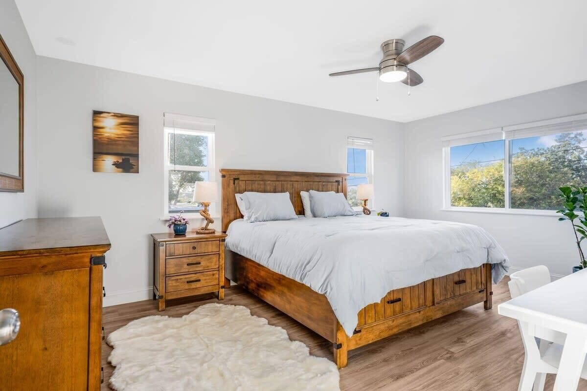 2 bedrooms, desk, iron/ironing board, travel cot