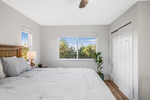 2 bedrooms, desk, iron/ironing board, WiFi