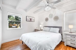 3 Schlafzimmer, Schreibtisch, Bügeleisen/Bügelbrett, WLAN
