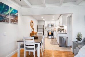 Køleskab, mikrobølgeovn, ovn, kogeplade