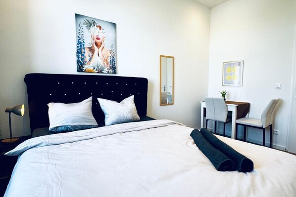 1 bedroom, bed sheets