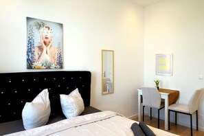 1 bedroom, iron/ironing board, bed sheets - Private Room in 3BR Apt Steps from Kaufpark (Vienna)