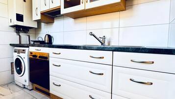 Mikrowelle, Ofen, Herdplatte, Wasserkocher mit Kaffee-/Teezubehör