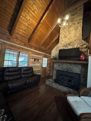 Living area - Located in Historic Valle Crucis, 4BR/4BA with Hot tub (Valle Crucis)