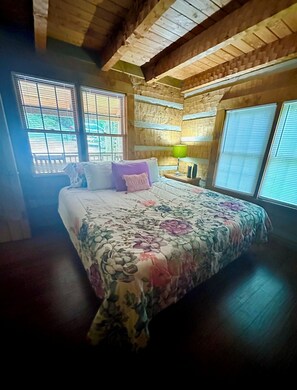 Room - Located in Historic Valle Crucis, 4BR/4BA with Hot tub (Valle Crucis)