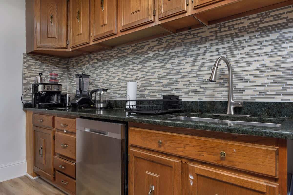 Microwave, dishwasher, coffee/tea maker, cookware/dishes/utensils