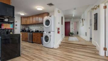 Microondas, lavavajillas, cafetera y tetera y utensilios de cocina