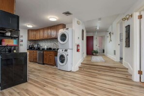 Mikroaaltouuni, astianpesukone, kahvin-/teenkeitin