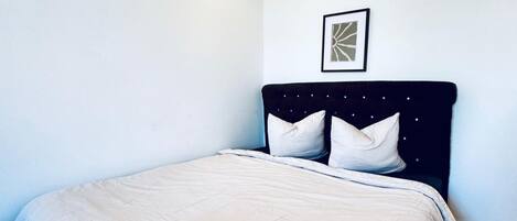 1 bedroom, bed sheets