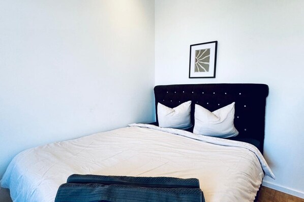 1 bedroom, bed sheets