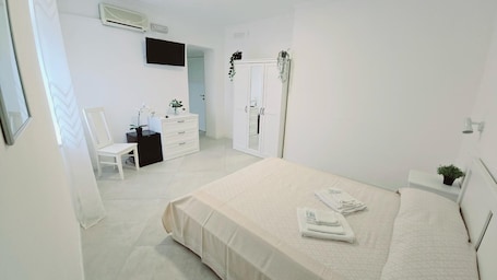 Basic Double or Twin Room | Desk