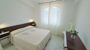 Chambre classique double ou avec lits jumeaux, vue sur la plage | Bureau, système d’insonorisation