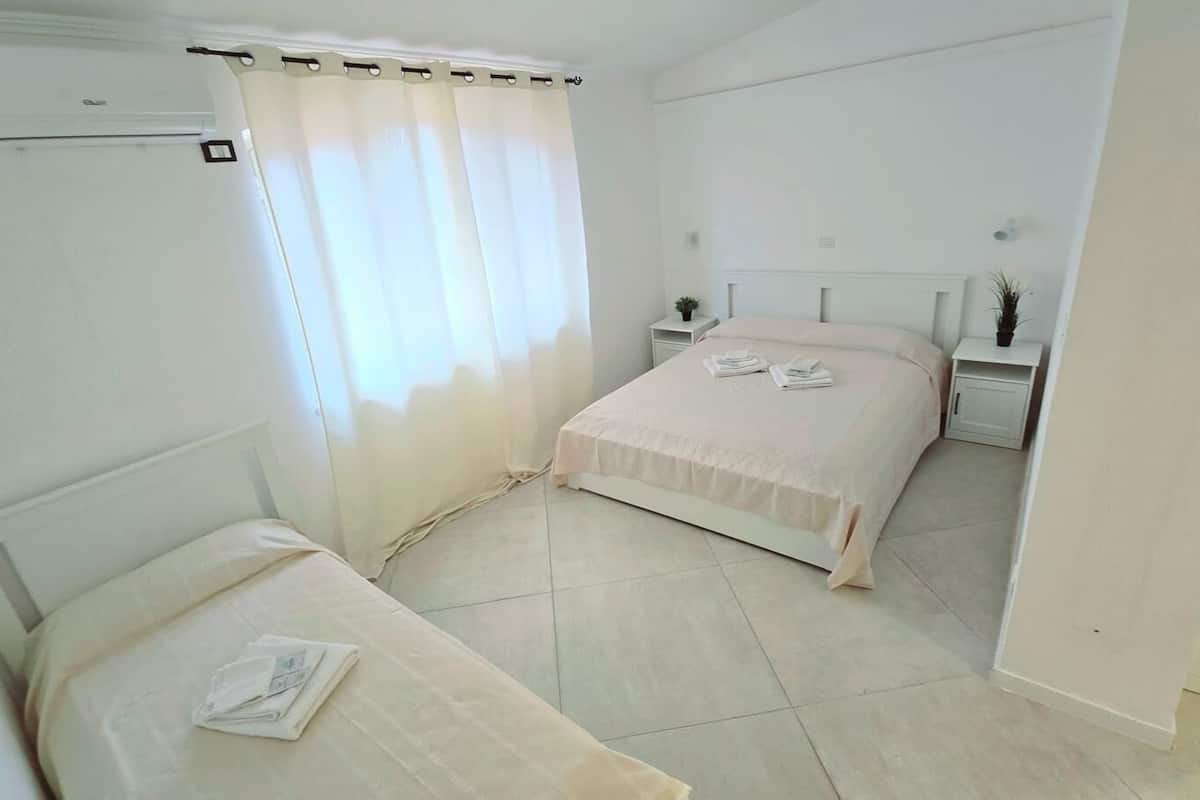 Basic Triple Room | Desk