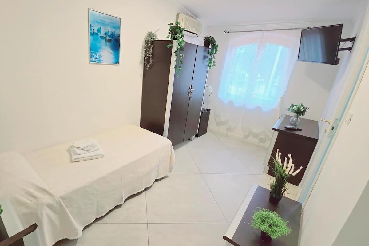 Basic Double Room Single Use | Desk
