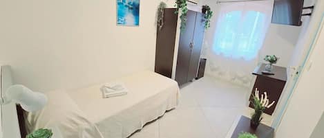 Basic Double Room Single Use | Desk