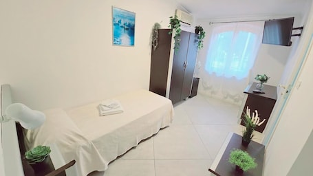 Basic Double Room Single Use | Desk