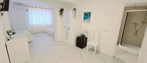 經典四人房 | 書桌