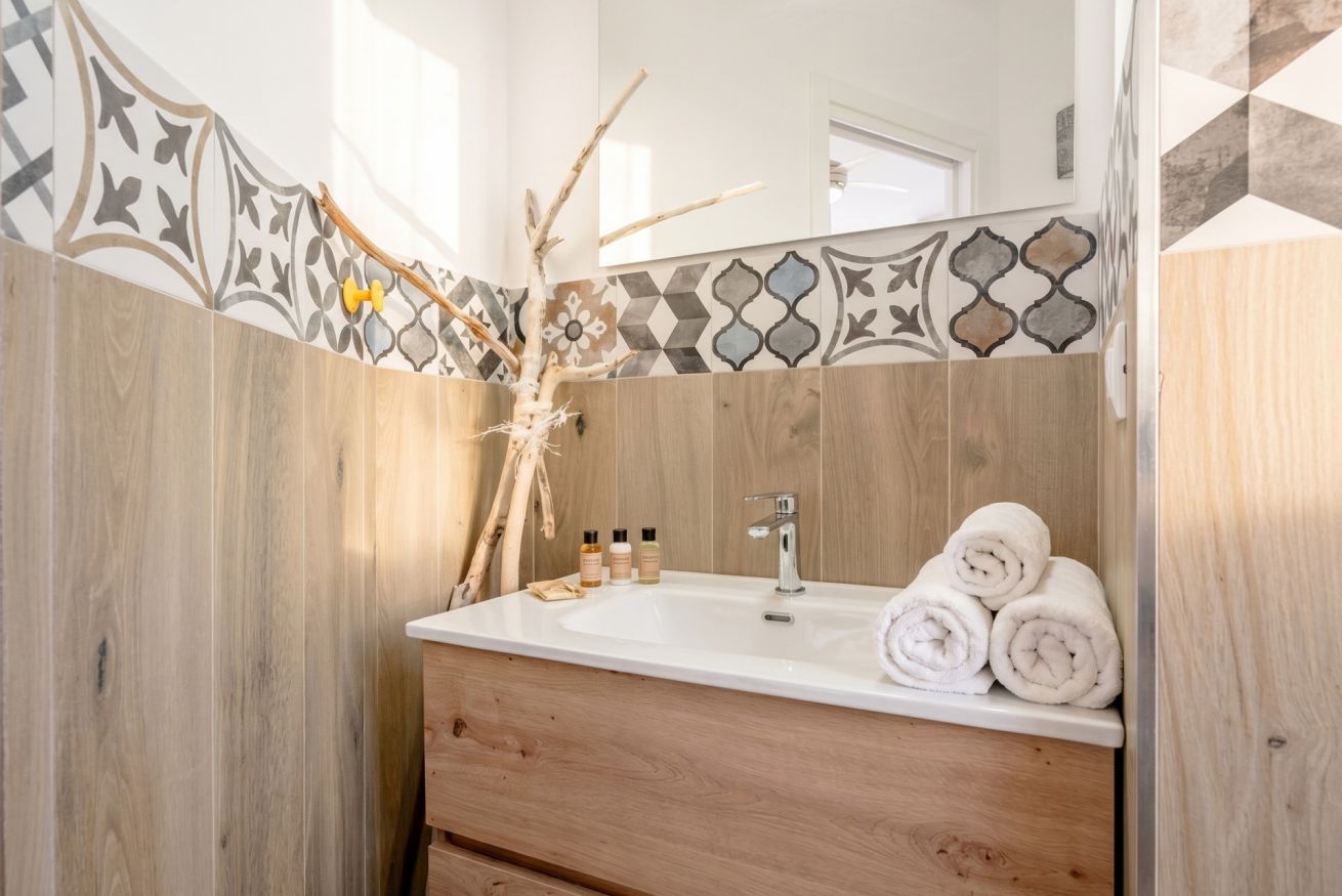 Shower, bidet, towels, shampoo